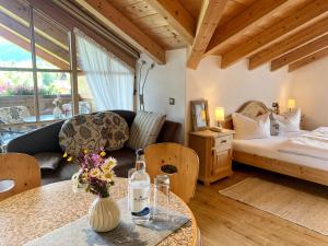 韦尔塔赫Gästehaus "Zur Schmiede"的带床和桌子的客厅