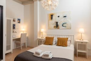 1 dormitorio con cama blanca y escritorio en Casa Maca Guest House, en Barcelona