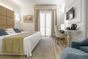 ein Hotelzimmer mit Bett und Schreibtisch in der Unterkunft Hotel Pirineos Figueres by Pierre & Vacances in Figueres