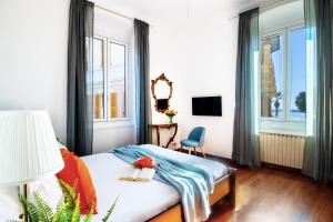 Habitación de hotel con cama y ventana en Piazza Chiappa Apartment, en Rapallo