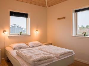 Postel nebo postele na pokoji v ubytování Holiday home Tarm XLI