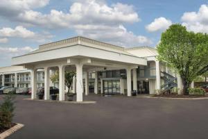 マーフリーズボロにあるBaymont by Wyndham Murfreesboroの駐車場付きの白い大きな建物