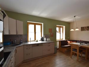 Kuchyň nebo kuchyňský kout v ubytování Apartment in Tännesberg near Goldsteig Trail