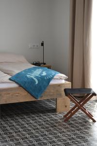 - une chambre avec un lit et une chaise à côté dans l'établissement Mamboo Hotel Cala Ratjada, à Cala Ratjada
