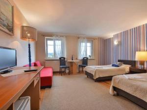 Pokój hotelowy z sypialnią z 2 łóżkami i biurkiem w obiekcie Pokoje Gościnne Wejherowo w Wejherowie
