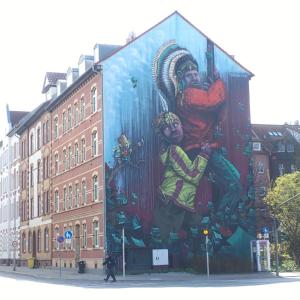 un mural de una mujer y un bebé al lado de un edificio en SUNNYHOME Monteurwohnungen und Apartments in Erfurt, en Erfurt