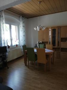 eine Küche mit einem Esstisch und Stühlen in der Unterkunft Ferienwohnung Gladbeck-Rohde in Gladbeck