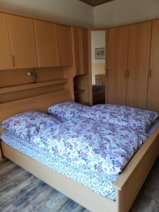 a bedroom with a bed with a floral bedspread at Ferienwohnung Gladbeck-Rohde in Gladbeck