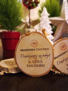 ビャウカにあるMarkowy Dworekのクリスマスの木の横のテーブルの上の勲章