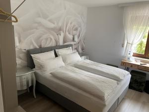Schlafzimmer mit einem Bett mit Wandgemälde in der Unterkunft Hotel-Restaurant Sebastianushof in Bonn