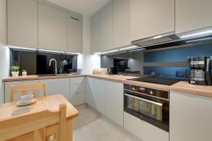 Кухня или мини-кухня в Sopot Comfort Apartments
