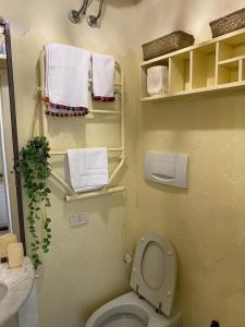 A bathroom at Tuscany Heba