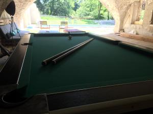 Billiards table sa Les pieds dans l'eau: Gîte Vercors - Plage privée