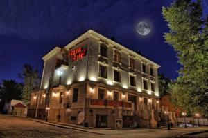 Gedung tempat hotel berlokasi