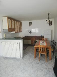 een keuken en eetkamer met een tafel en stoelen bij Cif apartment 3 in Pastena