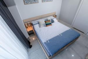 een uitzicht op een klein bed in een kamer bij Resort Apartamenty Klifowa Rewal 31 in Rewal