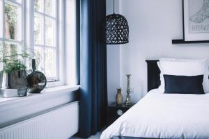 - une chambre avec un lit et une fenêtre dans l'établissement B&B Logeren bij Lies, à Harderwijk