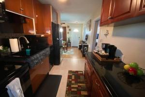 een keuken met houten kasten en een aanrecht bij Private single family home - 10 minutes from beach in Pompano Beach