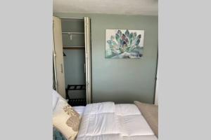 - une chambre avec un lit blanc et un miroir dans l'établissement Private single family home - 10 minutes from beach, à Pompano Beach