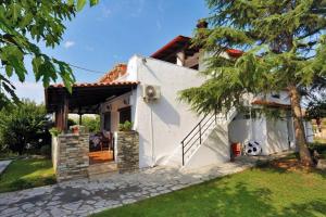 Vonkajšia záhrada v ubytovaní Private home with spacious garden & veranda - Flogita beach