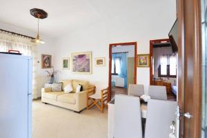 Posedenie v ubytovaní Private home with spacious garden & veranda - Flogita beach