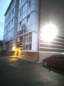 ein Gebäude mit einem davor geparkt in der Unterkunft Апартаменты стадион Металист tulips in Kharkov