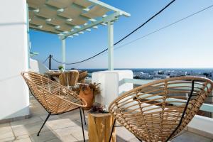 balcone con sedie e vista sull'oceano di Villa Meliti a Platis Yalos