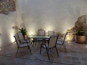 a dining room with a table and chairs at Casa Clavero in Ronda