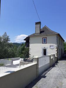 a white house with a fence in front of it at Chambres d'hôtes Chez Barbara in Tardets-Sorholus