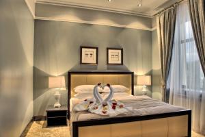 Un pat sau paturi într-o cameră la Plaza Hotel