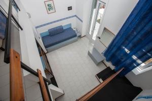 una vista dall'alto di una camera da letto con un letto blu di Residence RTA Villa Marina a Imperia