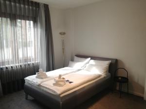 1 dormitorio con 1 cama con 2 toallas en Top Ferienwohnung Krämer, en Coblenza