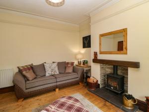 uma sala de estar com um sofá e uma lareira em Langlands em Barnard Castle
