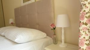 A bed or beds in a room at Cascadas Ravda - Gorgeous 2 bedrooms family apartment