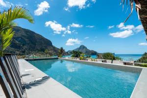 una piscina con vista al mar en Frendz Hostel El Nido, en El Nido