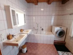 Kúpeľňa v ubytovaní Sonniges Landhaus in den Hohen Tauern