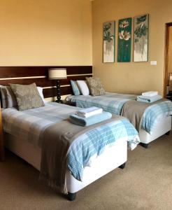 two beds in a hotel room with two at Cathkin Haven in Champagne Valley