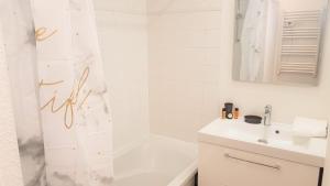 baño blanco con ducha y lavamanos en Little Suite - Baptiste, en Lille