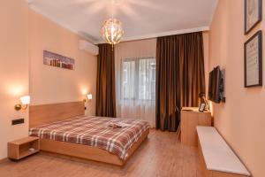 Кровать или кровати в номере Sofia Dream Apartment - The Library - 3-BDR, 2-BTHR