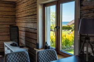 ein Zimmer mit Fenster und Meerblick in der Unterkunft Klaukse in Aabla