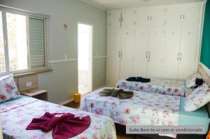 Un ou plusieurs lits dans un hébergement de l'établissement Pousada Happy Inn