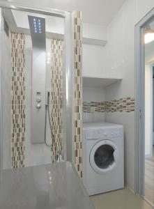 een badkamer met een wasmachine en een douche bij Appartement 2 chambres Angers Centre de Congrès in Angers