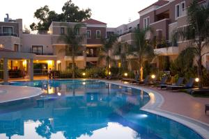 Bazén v ubytování Okeanis Golden Resort nebo v jeho okolí