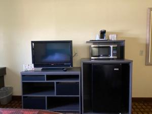 Televízia a/alebo spoločenská miestnosť v ubytovaní Super 8 by Wyndham Port Clinton
