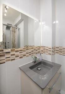 y baño con lavabo y espejo. en Appartement 2 chambres Angers Centre de Congrès en Angers