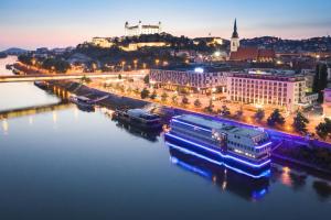 Výhled na řeku, která protéká v blízkosti hotelu