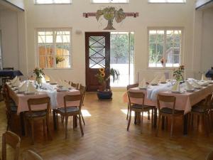a large dining room with tables and chairs at Steeger Weinstube in Bacharach
