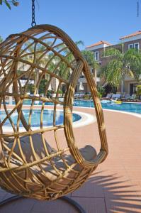 Bazén v ubytování Okeanis Golden Resort nebo v jeho okolí