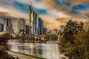 vista su una città con un fiume e su edifici di Ramada by Wyndham Frankfurt Central Station a Francoforte sul Meno