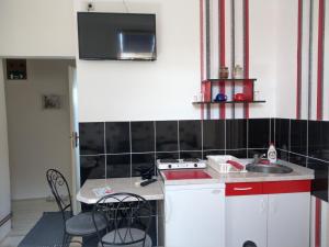 Kuchyň nebo kuchyňský kout v ubytování Apartment Harmonija apatin